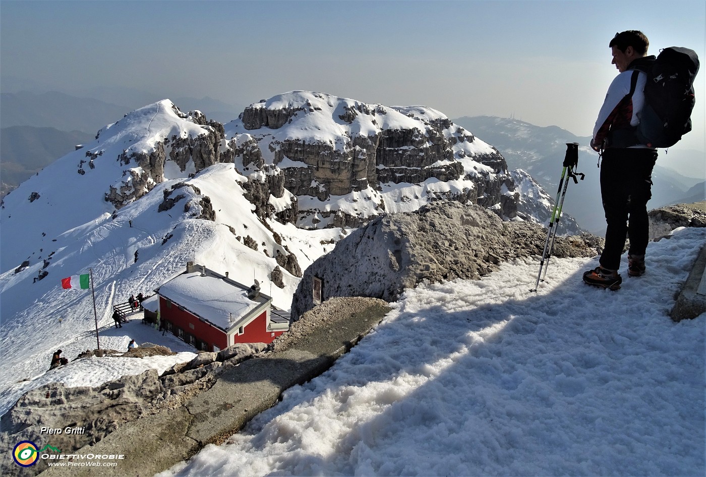 52 Dalla Punta Cermenati-croce di vetta vista sul Rif. Azzoni e verso Torre di Valnegra e Pizzo Daina.JPG